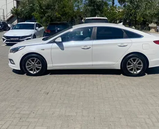 Frontansicht eines Mietwagens Hyundai Sonata am Flughafen von Tirana, Albanien ✓ Auto Nr.10700. ✓ Automatisch TM ✓ 0 Bewertungen.