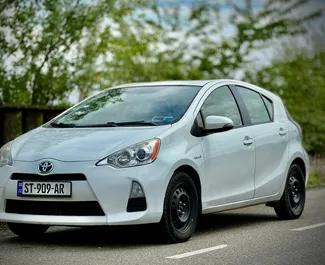 Frontansicht eines Mietwagens Toyota Prius C in Kutaisi, Georgien ✓ Auto Nr.8654. ✓ Automatisch TM ✓ 0 Bewertungen.