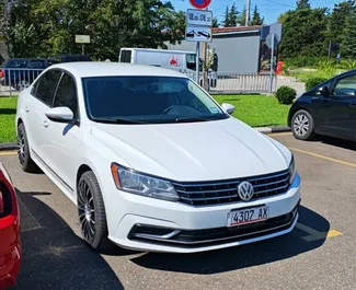 Frontansicht eines Mietwagens Volkswagen Passat am Flughafen Kutaisi, Georgien ✓ Auto Nr.10703. ✓ Automatisch TM ✓ 0 Bewertungen.