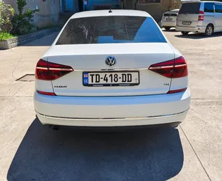 Innenraum von Volkswagen Passat zur Miete in Georgien. Ein großartiges 5-Sitzer Fahrzeug mit Automatisch Getriebe.