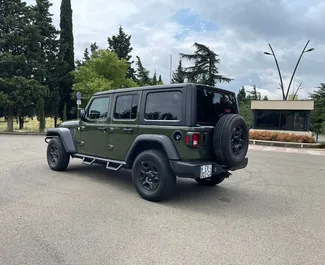 Benzin 2,0L Motor von Jeep Wrangler 2021 zur Miete in Tiflis.