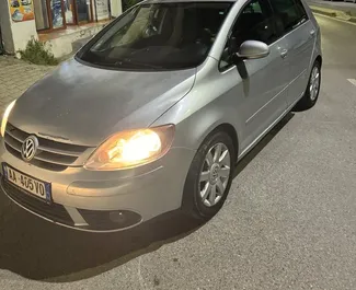 Frontansicht eines Mietwagens Volkswagen Golf Plus in Durres, Albanien ✓ Auto Nr.9894. ✓ Automatisch TM ✓ 0 Bewertungen.