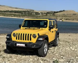 Frontansicht eines Mietwagens Jeep Wrangler in Tiflis, Georgien ✓ Auto Nr.10830. ✓ Automatisch TM ✓ 0 Bewertungen.