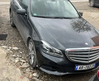 Frontansicht eines Mietwagens Mercedes-Benz E220 am Flughafen von Tirana, Albanien ✓ Auto Nr.10927. ✓ Automatisch TM ✓ 0 Bewertungen.