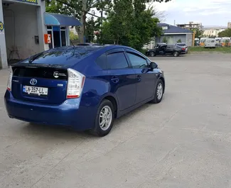 Vermietung Toyota Prius. Wirtschaft, Komfort Fahrzeug zur Miete in Georgien ✓ Kaution Einzahlung von 200 GEL ✓ Versicherungsoptionen KFZ-HV, TKV, VKV Plus, Insassen, Diebstahlschutz, Junge.