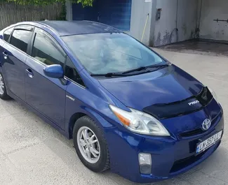 Frontansicht eines Mietwagens Toyota Prius in Tiflis, Georgien ✓ Auto Nr.10844. ✓ Automatisch TM ✓ 0 Bewertungen.