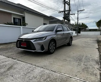 Frontansicht eines Mietwagens Toyota Yaris Ativ am Flughafen Phuket, Thailand ✓ Auto Nr.10809. ✓ Automatisch TM ✓ 0 Bewertungen.