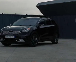 Frontansicht eines Mietwagens Kia Niro in Tiflis, Georgien ✓ Auto Nr.10901. ✓ Automatisch TM ✓ 0 Bewertungen.