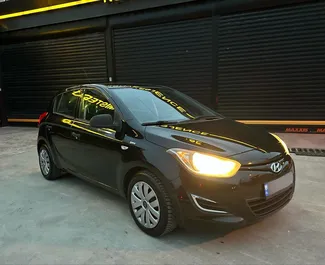 Frontansicht eines Mietwagens Hyundai Ix20 am Flughafen von Tirana, Albanien ✓ Auto Nr.10900. ✓ Schaltgetriebe TM ✓ 0 Bewertungen.