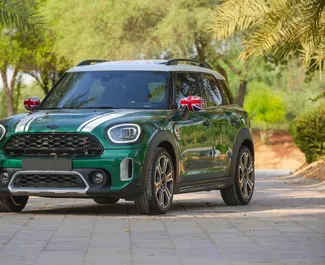 Frontansicht eines Mietwagens Mini Countryman Cooper S in Dubai, VAE ✓ Auto Nr.8562. ✓ Automatisch TM ✓ 0 Bewertungen.