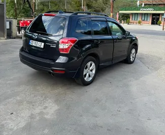 Frontansicht eines Mietwagens Subaru Forester in Kutaisi, Georgien ✓ Auto Nr.10906. ✓ Automatisch TM ✓ 0 Bewertungen.