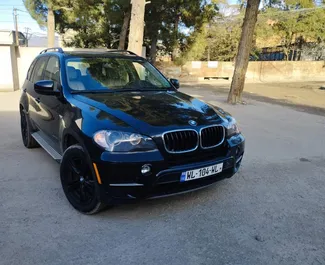 Frontansicht eines Mietwagens BMW X5 in Tiflis, Georgien ✓ Auto Nr.10826. ✓ Automatisch TM ✓ 0 Bewertungen.