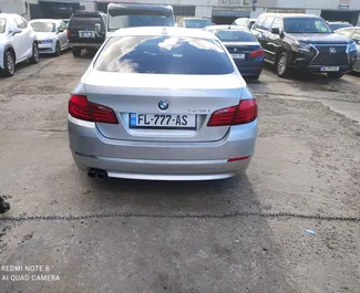 Vermietung BMW 528i. Premium Fahrzeug zur Miete in Georgien ✓ Kaution Keine Kaution ✓ Versicherungsoptionen KFZ-HV, VKV Komplett, Junge.