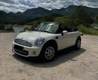 Frontansicht eines Mietwagens Mini Cooper Cabrio in Barcelona, Spanien ✓ Auto Nr.10833. ✓ Automatisch TM ✓ 0 Bewertungen.