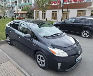 Frontansicht eines Mietwagens Toyota Prius in Tiflis, Georgien ✓ Auto Nr.10841. ✓ Automatisch TM ✓ 0 Bewertungen.