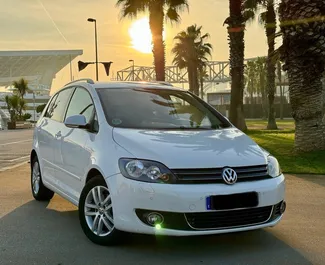 Frontansicht eines Mietwagens Volkswagen Golf Plus in Barcelona, Spanien ✓ Auto Nr.10858. ✓ Automatisch TM ✓ 0 Bewertungen.