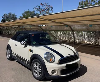 Frontansicht eines Mietwagens Mini Cooper Cabrio in Barcelona, Spanien ✓ Auto Nr.10834. ✓ Automatisch TM ✓ 0 Bewertungen.