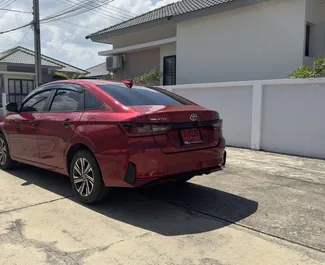 Vermietung Toyota Yaris Ativ. Wirtschaft, Komfort Fahrzeug zur Miete in Thailand ✓ Kaution Einzahlung von 5000 THB ✓ Versicherungsoptionen KFZ-HV, TKV, VKV Plus, VKV Komplett, Diebstahlschutz, Junge, Keine Kaution.