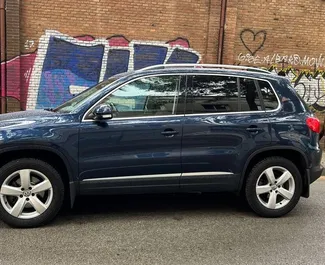 Frontansicht eines Mietwagens Volkswagen Tiguan in Barcelona, Spanien ✓ Auto Nr.10934. ✓ Automatisch TM ✓ 0 Bewertungen.