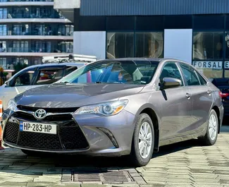 Frontansicht eines Mietwagens Toyota Camry in Tiflis, Georgien ✓ Auto Nr.9870. ✓ Automatisch TM ✓ 0 Bewertungen.