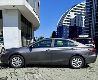 Mietwagen Toyota Camry 2016 in Georgien, mit Hybride-Kraftstoff und 156 PS ➤ Ab 100 GEL pro Tag.