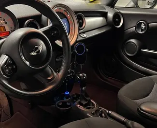 Innenraum von Mini Cooper Cabrio zur Miete in Spanien. Ein großartiges 4-Sitzer Fahrzeug mit Automatisch Getriebe.