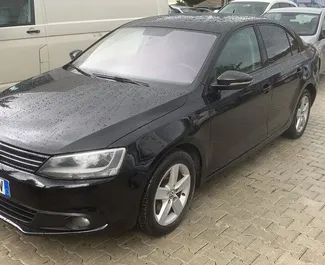 Frontansicht eines Mietwagens Volkswagen Jetta in Tirana, Albanien ✓ Auto Nr.10857. ✓ Automatisch TM ✓ 0 Bewertungen.