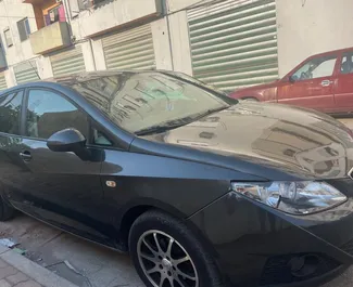 Frontansicht eines Mietwagens SEAT Ibiza am Flughafen von Tirana, Albanien ✓ Auto Nr.10909. ✓ Schaltgetriebe TM ✓ 0 Bewertungen.