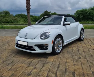 Frontansicht eines Mietwagens Volkswagen Beetle Cabrio in Batumi, Georgien ✓ Auto Nr.10815. ✓ Automatisch TM ✓ 0 Bewertungen.