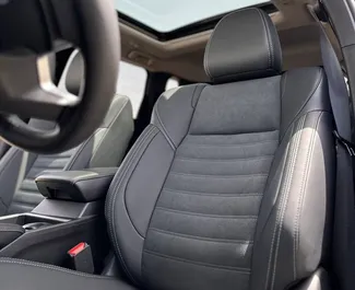 Innenraum von Mitsubishi Outlander zur Miete in VAE. Ein großartiges 7-Sitzer Fahrzeug mit Automatisch Getriebe.