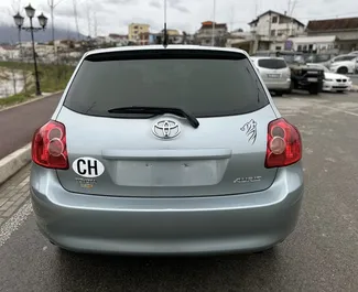 Frontansicht eines Mietwagens Toyota Auris am Flughafen von Tirana, Albanien ✓ Auto Nr.11088. ✓ Schaltgetriebe TM ✓ 0 Bewertungen.