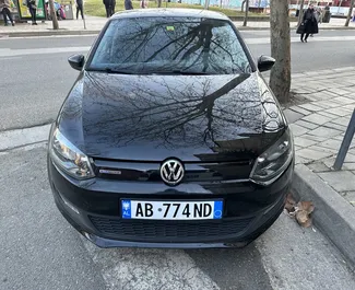 Frontansicht eines Mietwagens Volkswagen Polo am Flughafen von Tirana, Albanien ✓ Auto Nr.11074. ✓ Schaltgetriebe TM ✓ 0 Bewertungen.