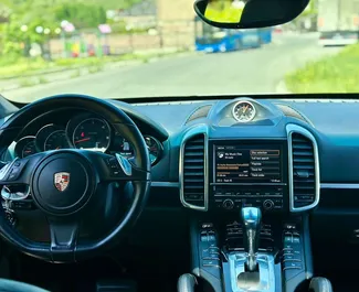 Innenraum von Porsche Cayenne Turbo zur Miete in Georgien. Ein großartiges 5-Sitzer Fahrzeug mit Automatisch Getriebe.