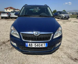 Frontansicht eines Mietwagens Skoda Fabia Combi am Flughafen von Tirana, Albanien ✓ Auto Nr.11067. ✓ Schaltgetriebe TM ✓ 0 Bewertungen.