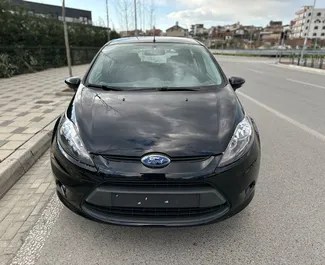 Frontansicht eines Mietwagens Ford Fiesta am Flughafen von Tirana, Albanien ✓ Auto Nr.11057. ✓ Schaltgetriebe TM ✓ 0 Bewertungen.