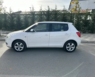 Autovermietung Skoda Fabia Nr.11083 Schaltgetriebe am Flughafen von Tirana, ausgestattet mit einem 1,2L Motor ➤ Von Enrigen in Albanien.