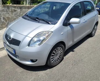 Frontansicht eines Mietwagens Toyota Yaris in Tirana, Albanien ✓ Auto Nr.10985. ✓ Schaltgetriebe TM ✓ 0 Bewertungen.