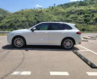 Frontansicht eines Mietwagens Porsche Cayenne in Tiflis, Georgien ✓ Auto Nr.6290. ✓ Automatisch TM ✓ 0 Bewertungen.