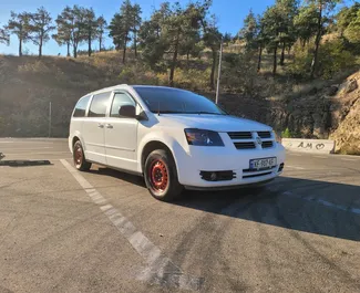 Frontansicht eines Mietwagens Dodge Grand Caravan in Tiflis, Georgien ✓ Auto Nr.8082. ✓ Automatisch TM ✓ 0 Bewertungen.