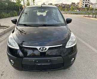 Frontansicht eines Mietwagens Hyundai i10 am Flughafen von Tirana, Albanien ✓ Auto Nr.11080. ✓ Automatisch TM ✓ 0 Bewertungen.