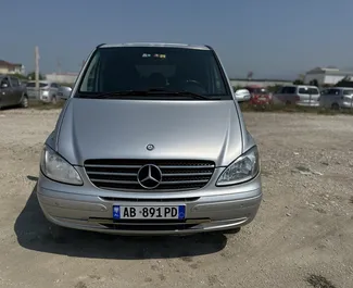 Frontansicht eines Mietwagens Mercedes-Benz Viano am Flughafen von Tirana, Albanien ✓ Auto Nr.11090. ✓ Automatisch TM ✓ 0 Bewertungen.