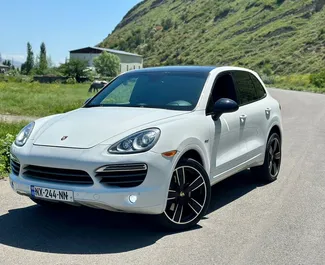 Frontansicht eines Mietwagens Porsche Cayenne Turbo in Tiflis, Georgien ✓ Auto Nr.11005. ✓ Automatisch TM ✓ 0 Bewertungen.