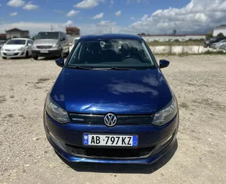 Frontansicht eines Mietwagens Volkswagen Polo am Flughafen von Tirana, Albanien ✓ Auto Nr.11075. ✓ Schaltgetriebe TM ✓ 0 Bewertungen.