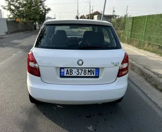 Frontansicht eines Mietwagens Skoda Fabia am Flughafen von Tirana, Albanien ✓ Auto Nr.11064. ✓ Schaltgetriebe TM ✓ 0 Bewertungen.