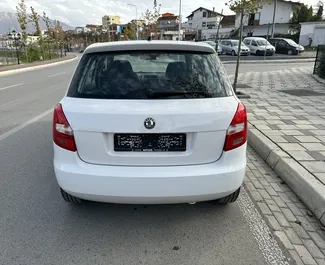 Frontansicht eines Mietwagens Skoda Fabia am Flughafen von Tirana, Albanien ✓ Auto Nr.11083. ✓ Schaltgetriebe TM ✓ 0 Bewertungen.