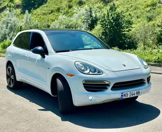 Porsche Cayenne Turbo 2017 zur Miete verfügbar in Tiflis, mit Kilometerbegrenzung unbegrenzte.