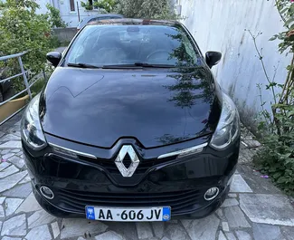 Frontansicht eines Mietwagens Renault Clio 5 am Flughafen von Tirana, Albanien ✓ Auto Nr.11077. ✓ Schaltgetriebe TM ✓ 0 Bewertungen.