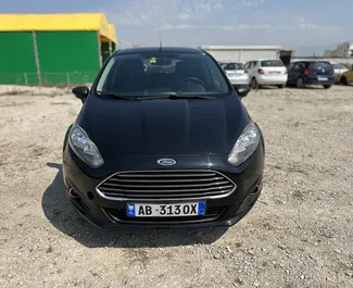 Frontansicht eines Mietwagens Ford Fiesta am Flughafen von Tirana, Albanien ✓ Auto Nr.11055. ✓ Schaltgetriebe TM ✓ 0 Bewertungen.