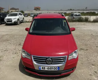 Autovermietung Volkswagen Touran Nr.11073 Schaltgetriebe am Flughafen von Tirana, ausgestattet mit einem 2,0L Motor ➤ Von Enrigen in Albanien.