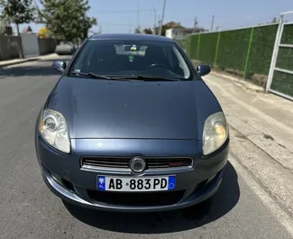 Frontansicht eines Mietwagens Fiat Bravo am Flughafen von Tirana, Albanien ✓ Auto Nr.11087. ✓ Schaltgetriebe TM ✓ 0 Bewertungen.